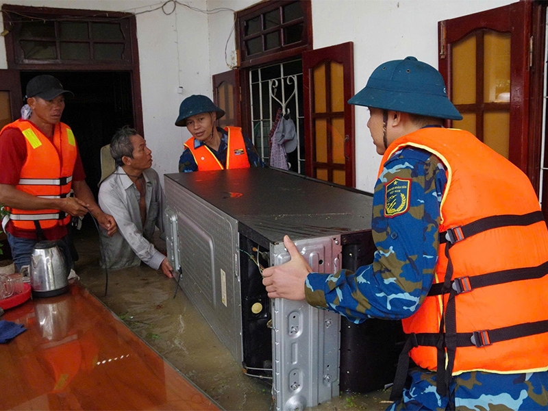 Trung đoàn Không quân 937 giúp nhân dân tỉnh Khánh Hòa khắc phục hậu quả mưa lũ