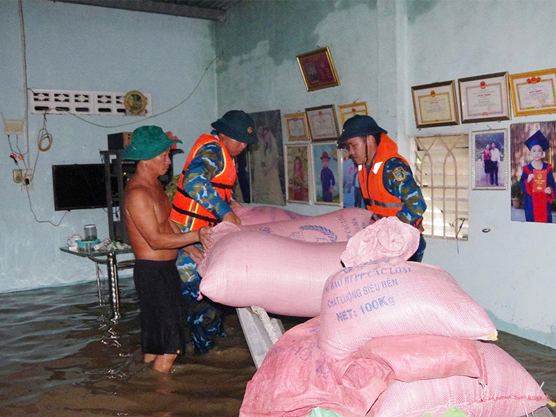 Trung đoàn Không quân 937 giúp nhân dân tỉnh Khánh Hòa khắc phục hậu quả mưa lũ