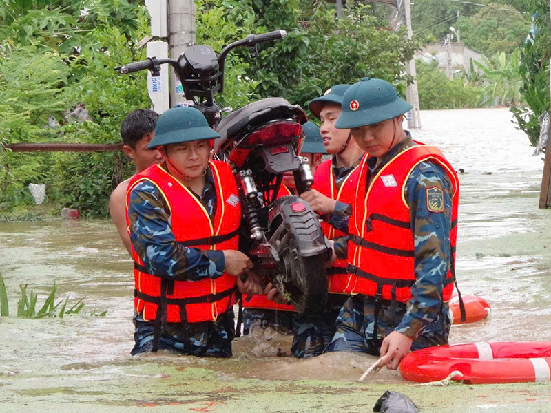 Trung đoàn Không quân 937 giúp nhân dân tỉnh Khánh Hòa khắc phục hậu quả mưa lũ