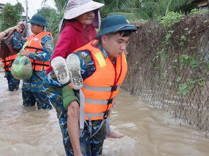 Trung đoàn Không quân 937 giúp nhân dân tỉnh Khánh Hòa khắc phục hậu quả mưa lũ