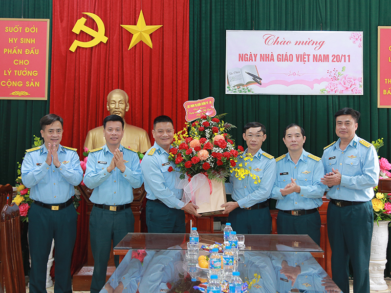 Quân chủng Phòng không - Không quân chúc mừng Trường Sĩ quan Chính trị và một số khoa giảng viên nhân kỷ niệm 43 năm Ngày Nhà giáo Việt Nam 20-11
