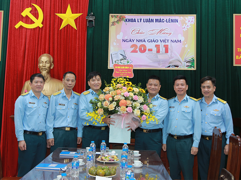 Quân chủng Phòng không - Không quân chúc mừng Trường Sĩ quan Chính trị và một số khoa giảng viên nhân kỷ niệm 43 năm Ngày Nhà giáo Việt Nam 20-11