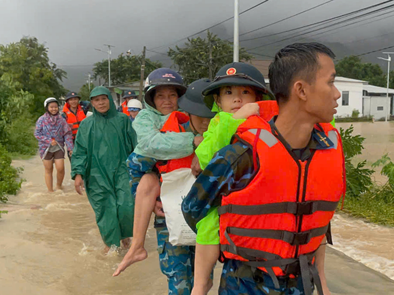 Trung đoàn 591 giúp nhân dân tỉnh Khánh Hòa phòng, chống mưa lũ