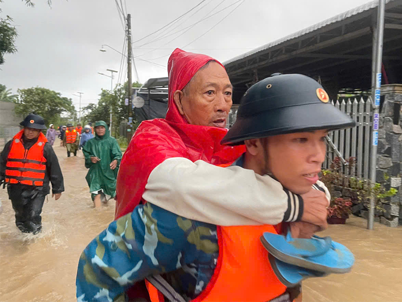 Trung đoàn 591 giúp nhân dân tỉnh Khánh Hòa phòng, chống mưa lũ