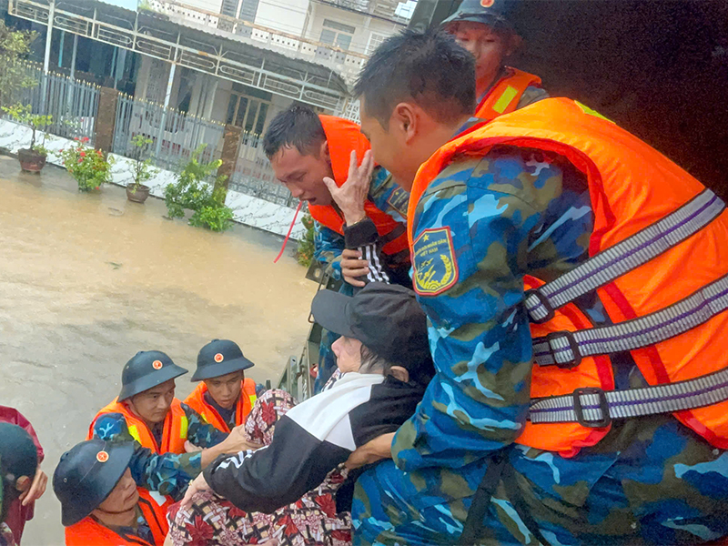 Trung đoàn 591 giúp nhân dân tỉnh Khánh Hòa phòng, chống mưa lũ