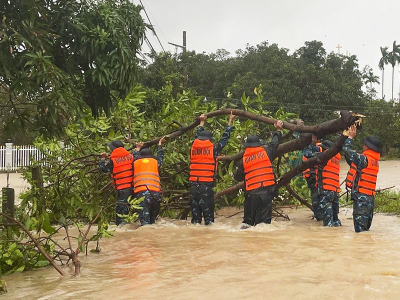 Trung đoàn 591 giúp nhân dân tỉnh Khánh Hòa phòng, chống mưa lũ