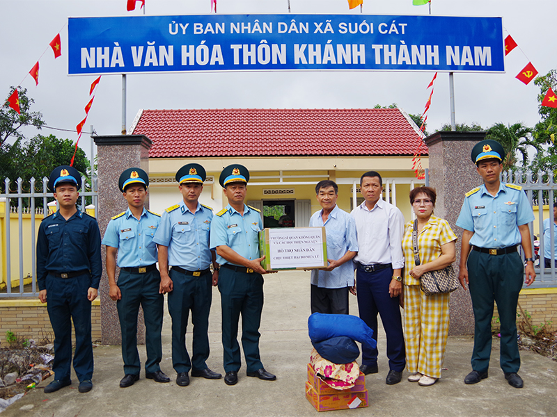 Trường Sĩ quan Không quân phối hợp các tổ chức thiện nguyện hỗ trợ nhân dân vùng lũ tỉnh Khánh Hòa