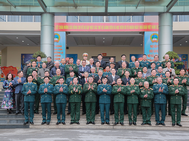 Học viện Phòng không - Không quân gặp mặt các thế hệ giảng viên và học viên ưu tú nhân Ngày Nhà giáo Việt Nam 20-11