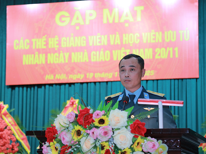 Học viện Phòng không - Không quân gặp mặt các thế hệ giảng viên và học viên ưu tú nhân Ngày Nhà giáo Việt Nam 20-11