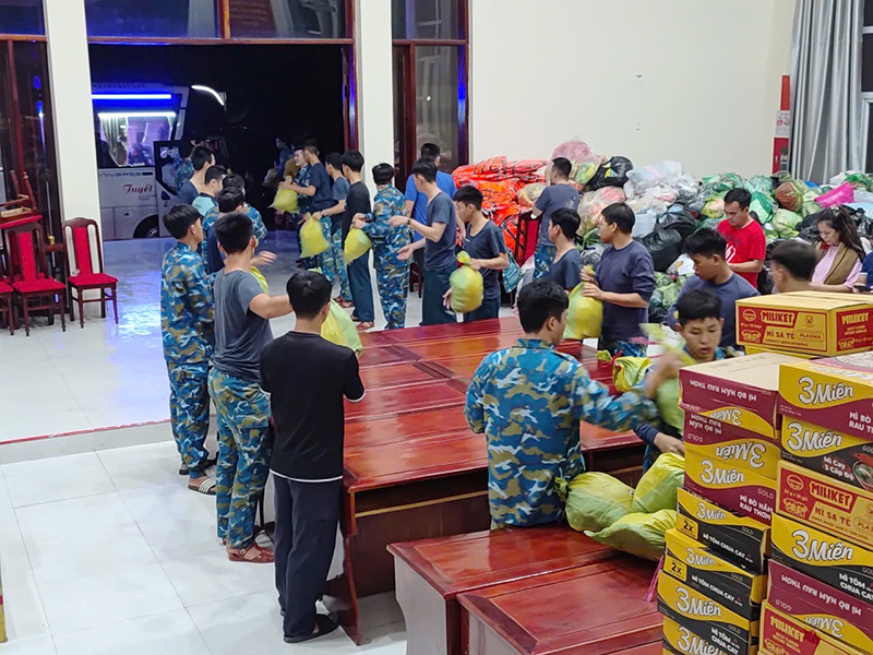 Trung đoàn 940 tích cực hỗ trợ bà con ổn định cuộc sống sau lũ.