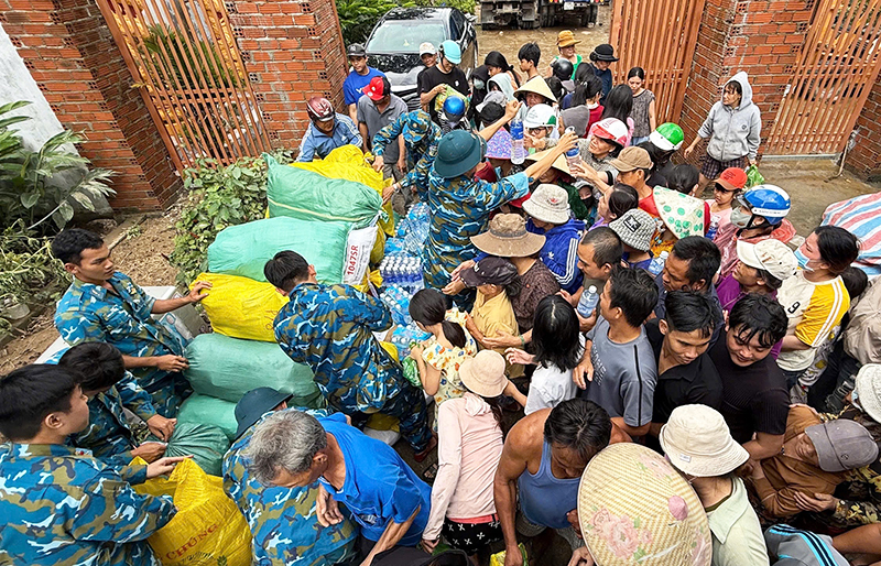 Trung đoàn 940 tích cực hỗ trợ bà con ổn định cuộc sống sau lũ.