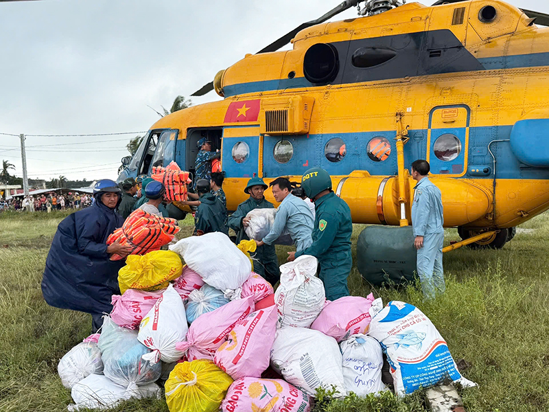 Trung đoàn 917 tiếp tục thực hiện các chuyến bay cứu trợ nhân dân vùng lũ
