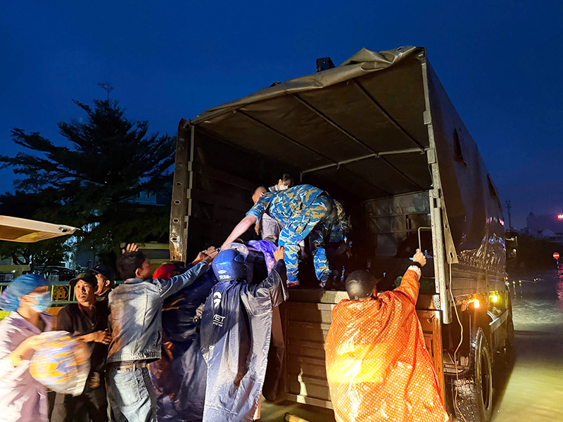 Trung đoàn 940 nỗ lực hỗ trợ bà con vùng lũ