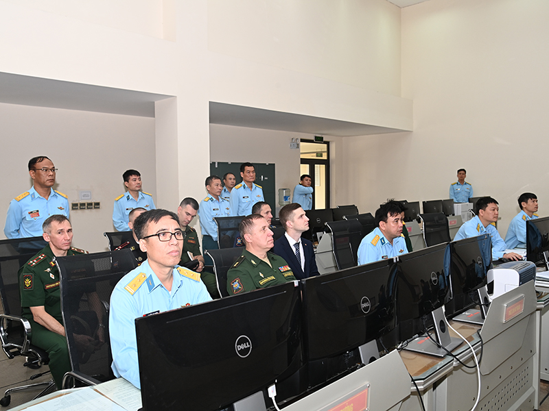 Đoàn Trung tâm quốc gia Quản lý quốc phòng Nga thăm và làm việc tại Quân chủng Phòng không - Không quân