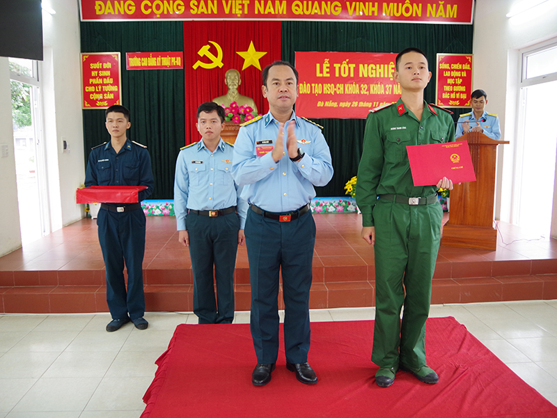 Trường Cao đẳng Kỹ thuật Phòng Không - Không quân tổ chức Lễ Tốt nghiệp Khóa đào tạo Hạ sỹ quan-Chỉ huy năm 2025