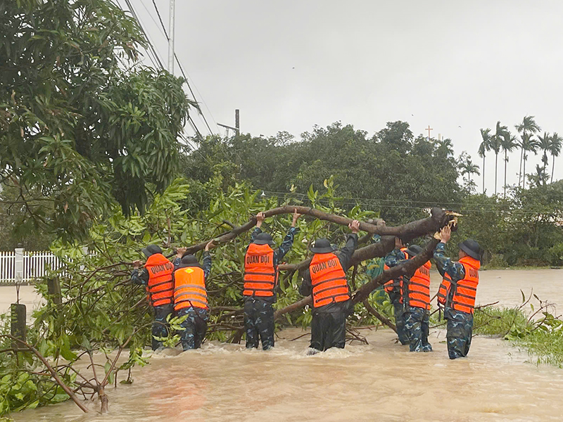 Trung đoàn 591 chung tay hỗ trợ gia đình quân nhân vượt qua mưa lũ