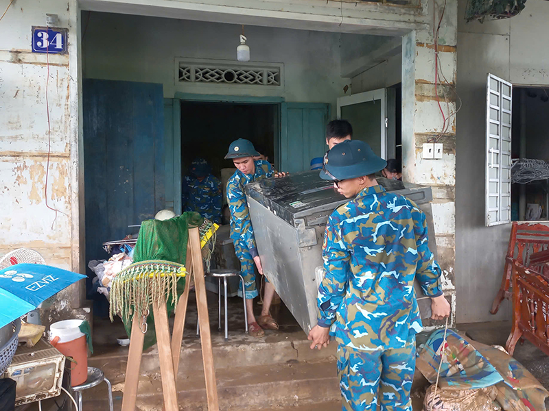 Trung đoàn 591 chung tay hỗ trợ gia đình quân nhân vượt qua mưa lũ