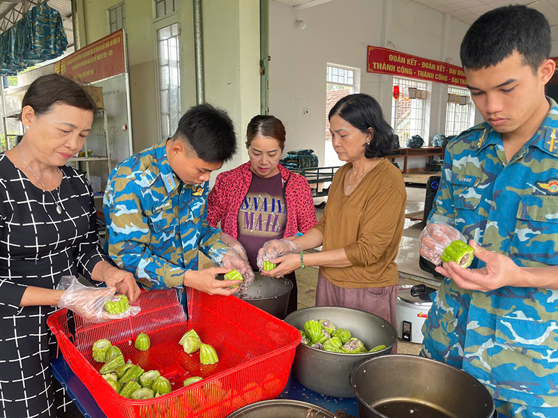 Ng&agrave;y hội quốc ph&ograve;ng to&agrave;n d&acirc;n tr&ecirc;n v&ugrave;ng rốn lũ