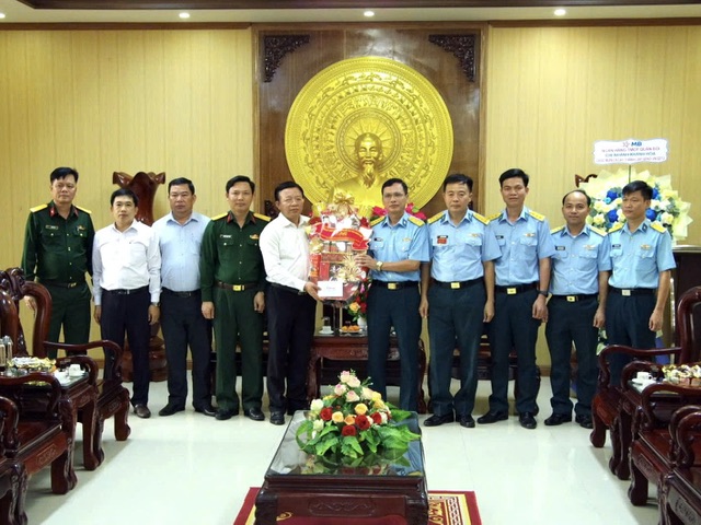 Ph&oacute; Chủ tịch UBND tỉnh Kh&aacute;nh H&ograve;a thăm, ch&uacute;c mừng Sư đo&agrave;n 377