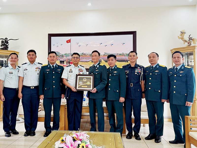 Đo&agrave;n Kh&ocirc;ng qu&acirc;n Philippines thăm, l&agrave;m việc tại Trung đo&agrave;n Kh&ocirc;ng qu&acirc;n 916