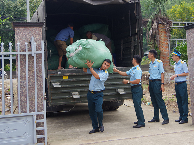 Trường Sĩ quan Không quân phối hợp các tổ chức thiện nguyện hỗ trợ nhân dân vùng lũ tỉnh Khánh Hòa
