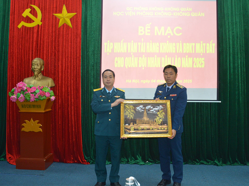 Học viện Phòng không-Không quân bế mạc tập huấn vận tải hàng không và bảo đảm kỹ thuật mặt đất cho cán bộ Quân đội nhân dân Lào