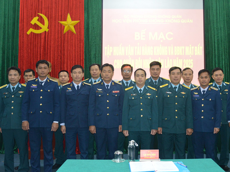 Học viện Phòng không-Không quân bế mạc tập huấn vận tải hàng không và bảo đảm kỹ thuật mặt đất cho cán bộ Quân đội nhân dân Lào