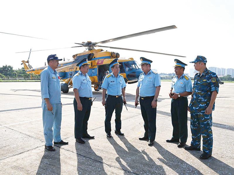 Lặng thầm canh trời, ki&ecirc;u h&atilde;nh anh h&ugrave;ng
