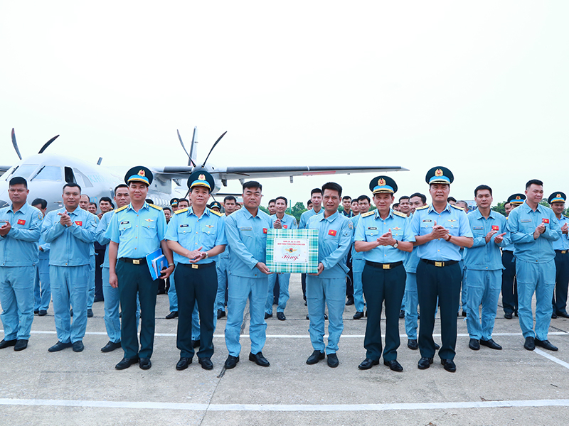 Lặng thầm canh trời, ki&ecirc;u h&atilde;nh anh h&ugrave;ng