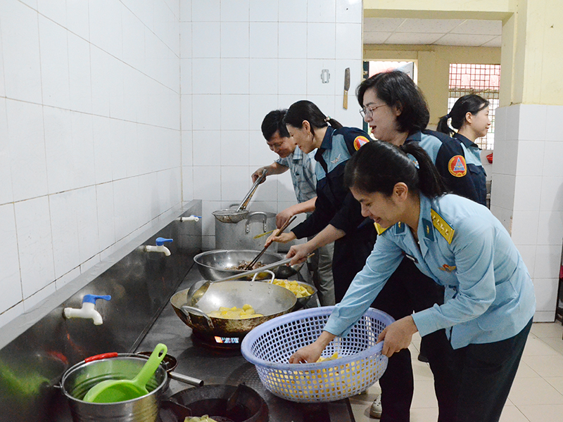 Nghĩa tình của những người lính thợ