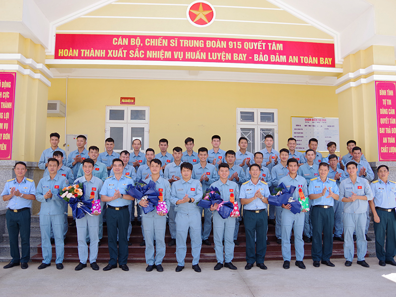 Trung đoàn 915 tổ chức thành công các ban bay thả đơn cho học viên phi công