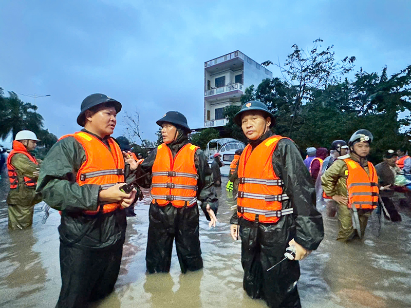 TRUNG ĐOÀN 910 VẬN CHUYỂN  HƠN 80 TẤN HÀNG CỨU TRỢ ĐỒNG BÀO VÙNG LŨ