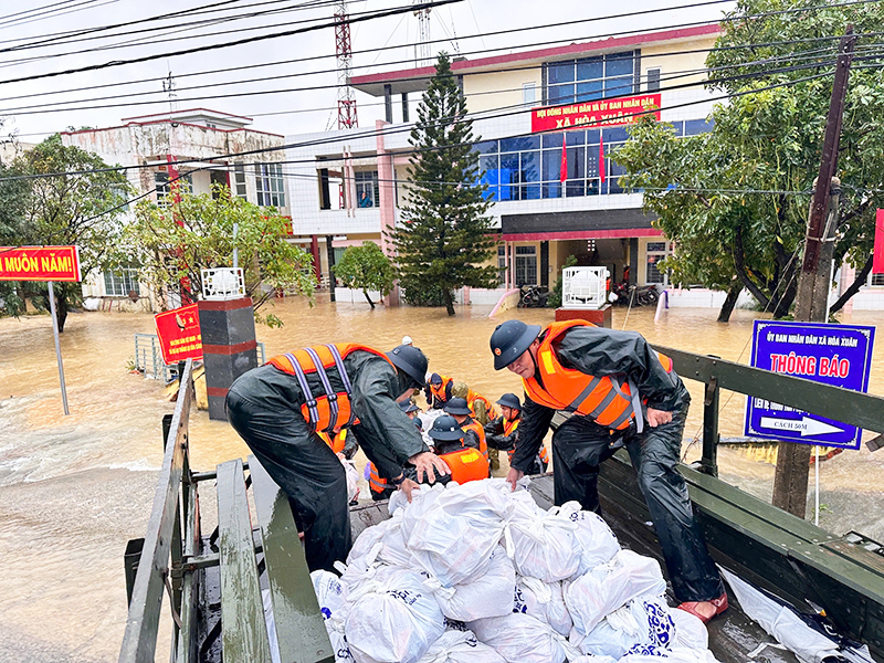 TRUNG ĐOÀN 910 VẬN CHUYỂN HƠN 80 TẤN HÀNG CỨU TRỢ ĐỒNG BÀO VÙNG LŨ