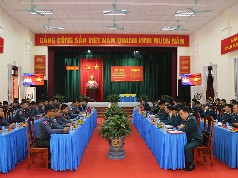 Hội nghị trao đổi kinh nghiệm tiến hành công tác cán bộ trong Sư đoàn 361 với Đoàn cán bộ Quân đội Hoàng gia Cam-pu-chia.