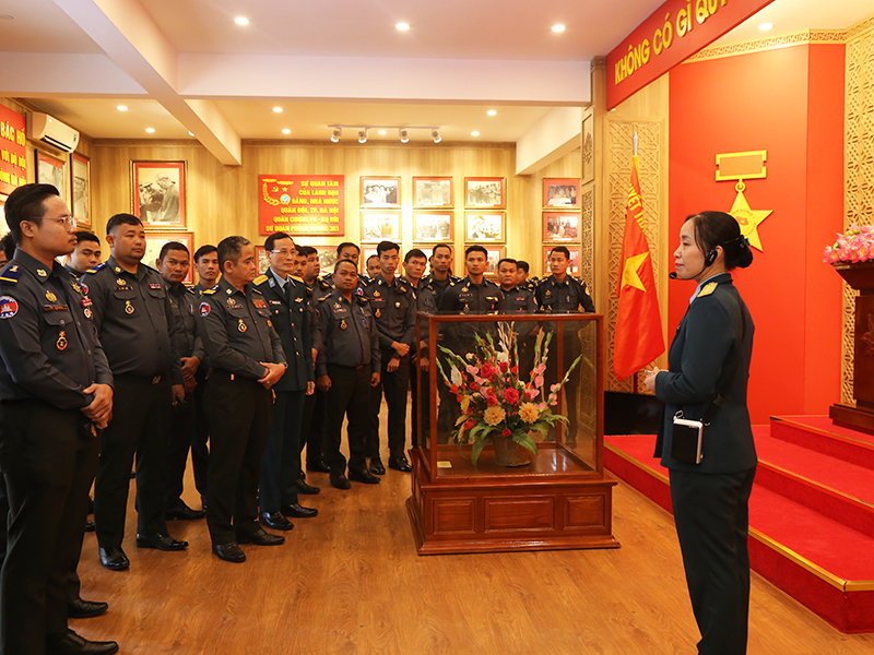 Hội nghị trao đổi kinh nghiệm tiến hành công tác cán bộ trong Sư đoàn 361 với Đoàn cán bộ Quân đội Hoàng gia Cam-pu-chia.