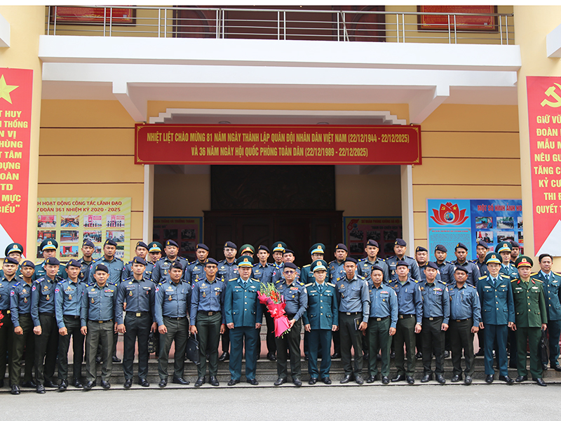 Hội nghị trao đổi kinh nghiệm tiến hành công tác cán bộ trong Sư đoàn 361 với Đoàn cán bộ Quân đội Hoàng gia Cam-pu-chia.