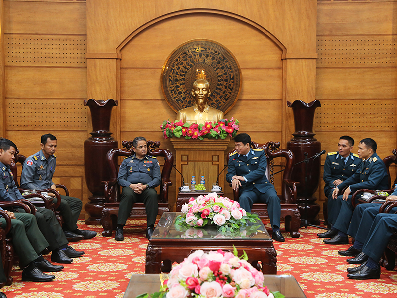 Hội nghị trao đổi kinh nghiệm tiến hành công tác cán bộ trong Sư đoàn 361 với Đoàn cán bộ Quân đội Hoàng gia Cam-pu-chia.