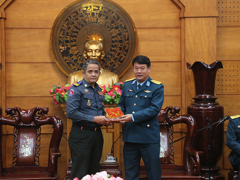 Hội nghị trao đổi kinh nghiệm tiến hành công tác cán bộ trong Sư đoàn 361 với Đoàn cán bộ Quân đội Hoàng gia Cam-pu-chia.