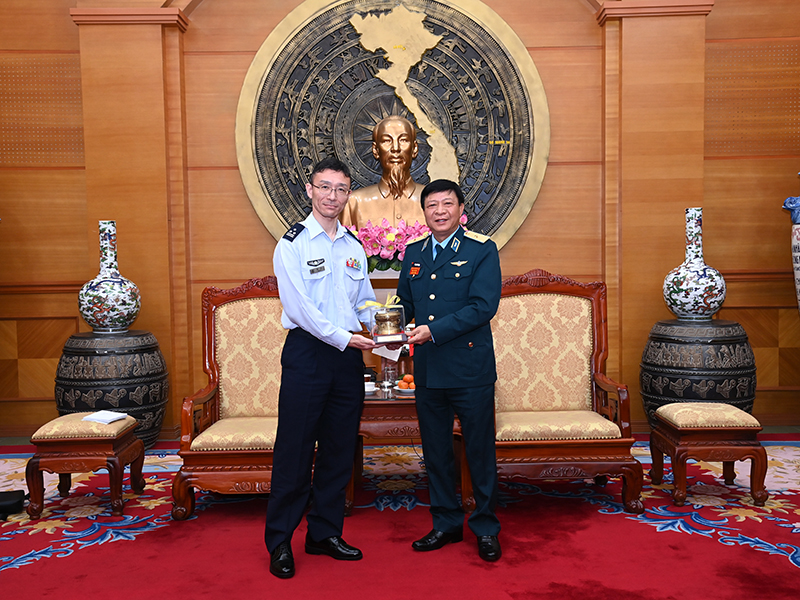 Thủ trưởng Bộ Tư lệnh Quân chủng Phòng không-Không quân tiếp xã giao Đoàn Lực lượng Tự vệ trên không Nhật Bản