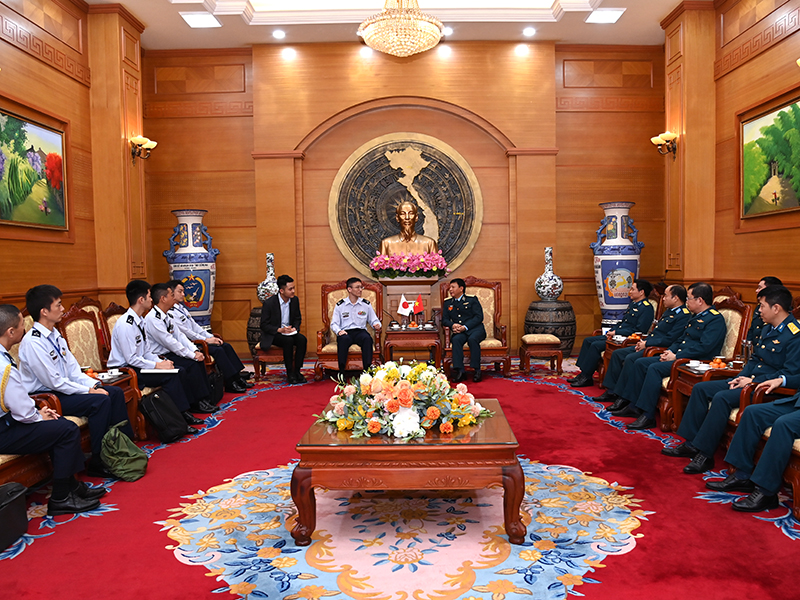 Thủ trưởng Bộ Tư lệnh Quân chủng Phòng không-Không quân tiếp xã giao Đoàn Lực lượng Tự vệ trên không Nhật Bản