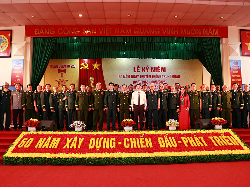 Trung đoàn Không quân 923 tổ chức Lễ kỷ niệm 60 năm Ngày truyền thống và đón nhận Huân chương Bảo vệ Tổ quốc hạng Ba