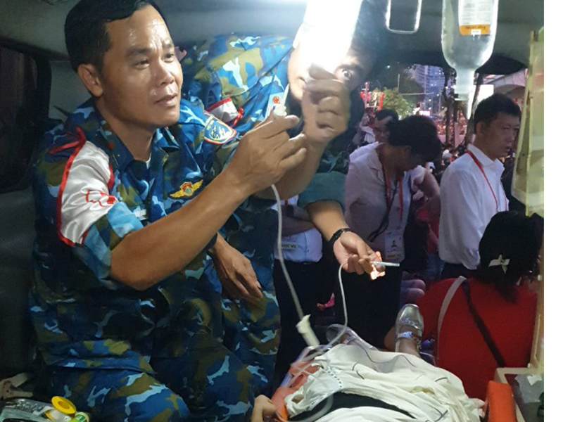 Viện Y học Phòng không - Không quân sơ cứu giúp nhân dân tham gia cổ vũ lực lượng diễu binh, diễu hành tại Chương trình Sơ duyệt cấp Nhà nước