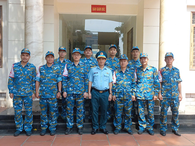Viện Y học Phòng không - Không quân sơ cứu giúp nhân dân tham gia cổ vũ lực lượng diễu binh, diễu hành tại Chương trình Sơ duyệt cấp Nhà nước