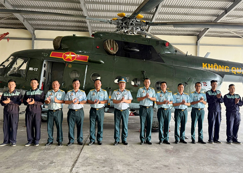 Sư đoàn 372 thăm, động viên lực lượng bay chào mừng và diễu binh, diễu hành A80