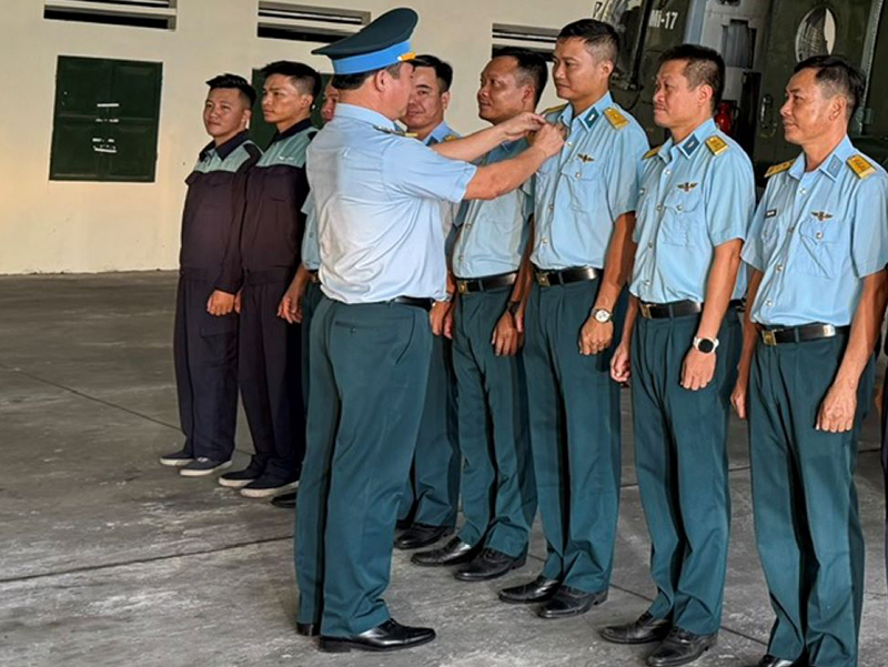 Sư đoàn 372 thăm, động viên lực lượng bay chào mừng và diễu binh, diễu hành A80