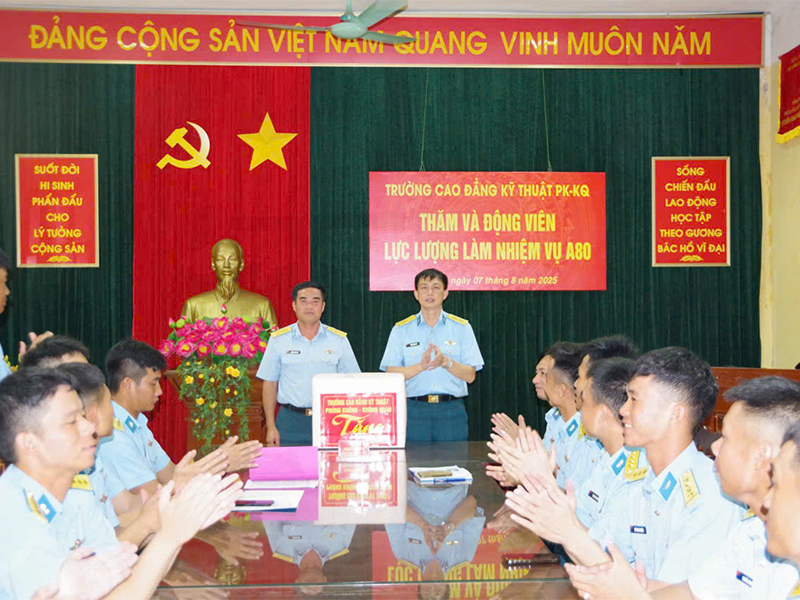 Trường Cao đẳng Kỹ thuật Phòng không-Không quân  thăm, tặng quà cán bộ, chiến sĩ thực hiện nhiệm vụ A80