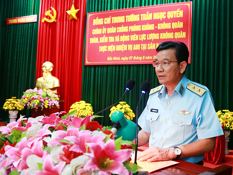 Trung tướng Trần Ngọc Quyến - Chính ủy Quân chủng Phòng không - Không quân thăm, kiểm tra, động viên các lực lượng thực hiện nhiệm vụ A80