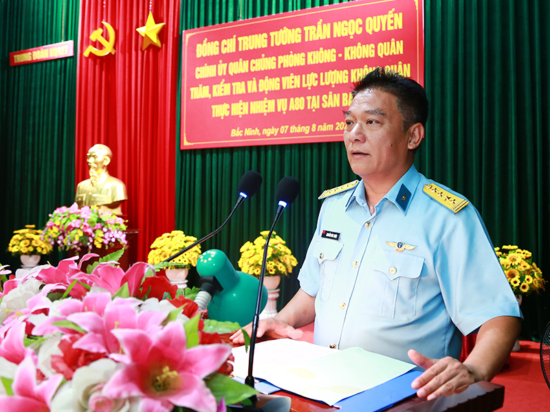 Trung tướng Trần Ngọc Quyến - Chính ủy Quân chủng Phòng không - Không quân thăm, kiểm tra, động viên các lực lượng thực hiện nhiệm vụ A80