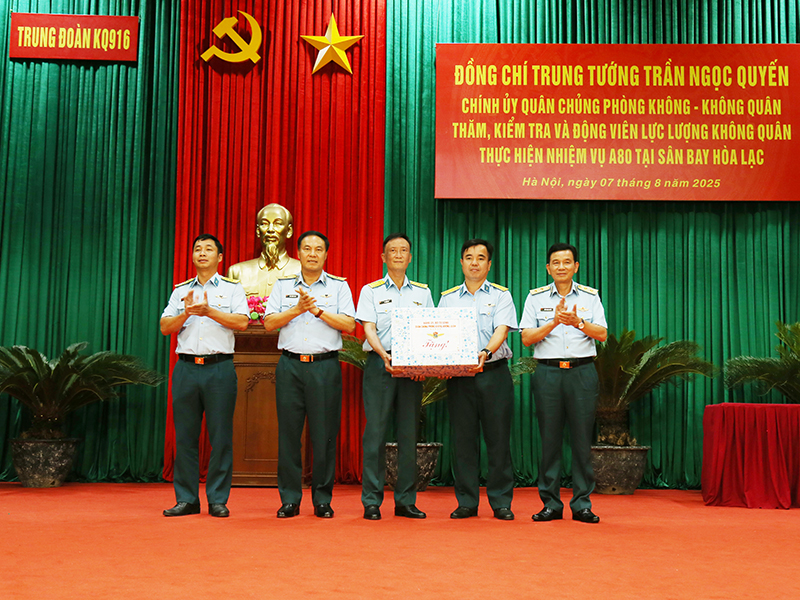 Trung tướng Trần Ngọc Quyến - Chính ủy Quân chủng Phòng không - Không quân thăm, kiểm tra, động viên các lực lượng thực hiện nhiệm vụ A80