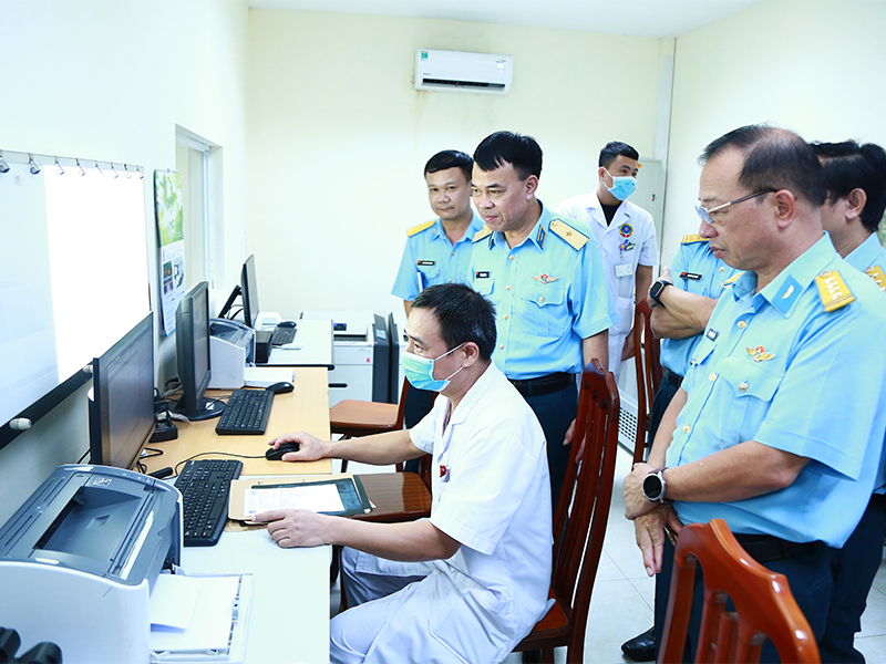 Quân chủng Phòng không - Không quân kiểm tra công tác phát triển khoa học, công nghệ, đổi mới sáng tạo, chuyển đổi số tại các đơn vị
